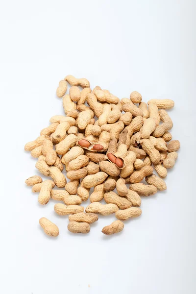 Amendoins secos em close-up no fundo branco — Fotografia de Stock