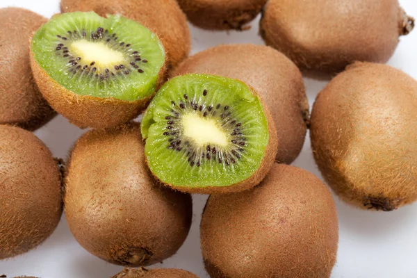 Kiwi fruits isolés sur fond blanc — Photo