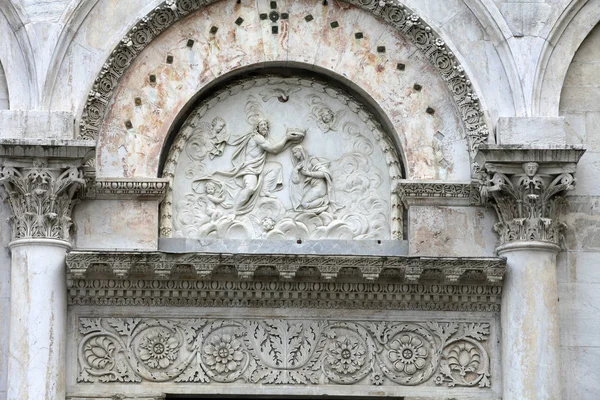 Lucca - detal z fasady katedry św. Marcina. Toskania — Zdjęcie stockowe