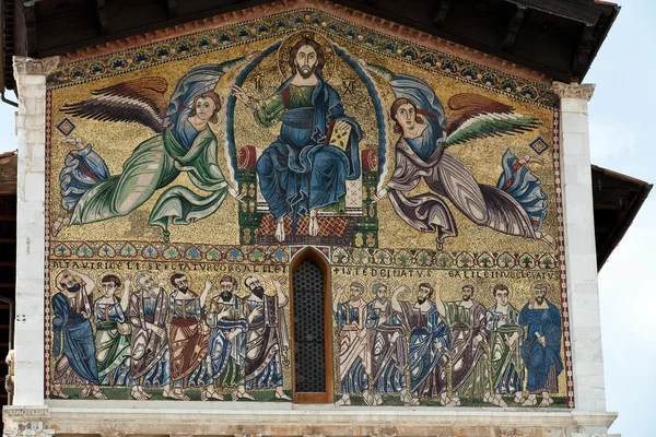 Lucca - Kerk van San Frediano 13de eeuw Hemelvaart mozaïek van Berlinghieri. — Stockfoto