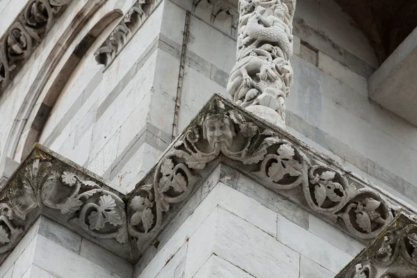 Lucca - detail van St. Martin's Cathedral gevel, Tuscany — Stockfoto