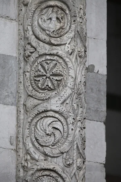 Lucca - részlet a Szent Márton székesegyház homlokzatáról. Toszkána — Stock Fotó