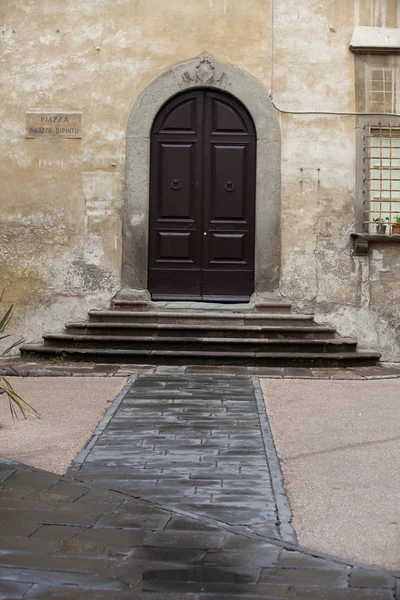Trappor och dörrar till det gamla huset i Toscana — Stockfoto