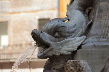 İtalya, Piazza della Rotonda Roma 'daki barok çeşmesinin heykel ayrıntıları.