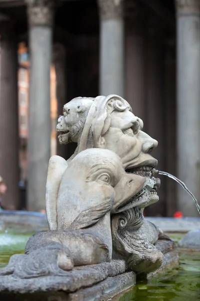 Detalle escultórico de la fuente barroca en la Piazza della Rotonda Roma, Italia — Foto de Stock