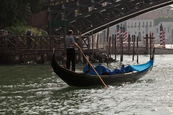 威尼斯-与通过大运河的贡多拉游船 — 图库照片