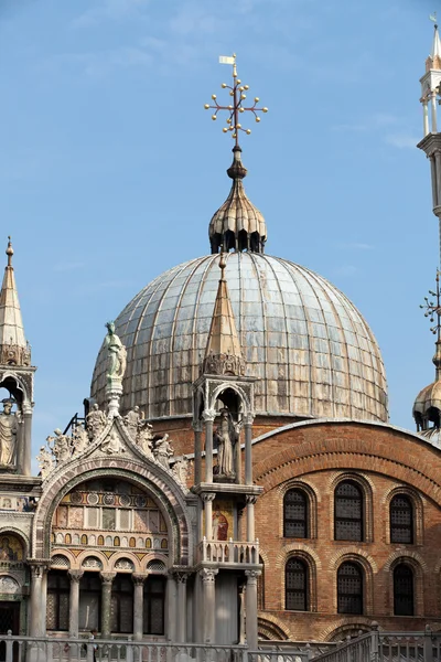 圆顶的大教堂 san marco 在威尼斯 — 图库照片