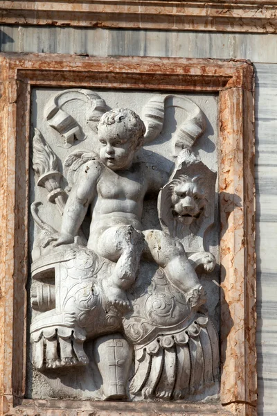 O baixo-relevo de O Loggetta de Jacopo Sansovino, sob o Campanile di San Marco em Veneza — Fotografia de Stock