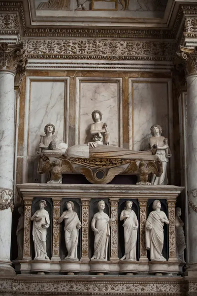 Medieval and Renaissance wall tombs in Santi Giovanni e Paolo, Venice — Stock Photo, Image