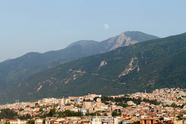 Moskee en vele huizen in bursa, Turkije — Stockfoto