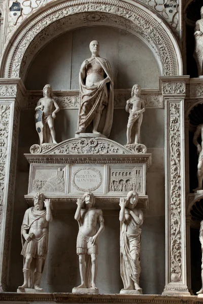 Medeltidens och renässansens vägg gravar i santi giovanni e paolo, Venedig, — Stockfoto