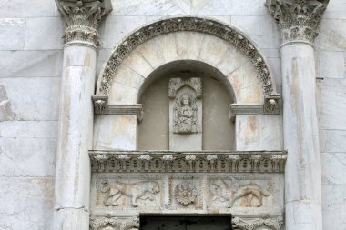 Lucca, St. Martin Katedrali 'nin ön cephesinden bir detay. Toskana
