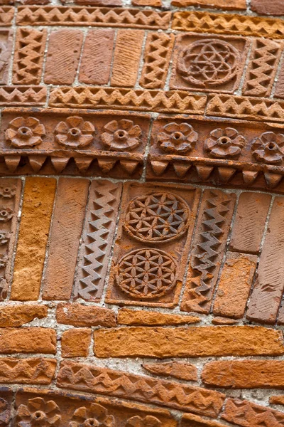 Lucca - das architektonische Detail. Prachtvoll geschmückte Ziegel in der historischen Stadtmitte — Stockfoto