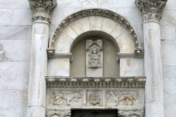 Lucca - detalle de la fachada de la Catedral de San Martín. Toscana — Foto de Stock