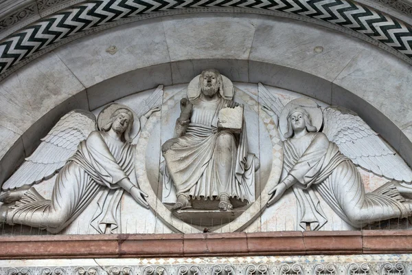 Lucca - detalle de la fachada de la Catedral de San Martín, Toscana —  Fotos de Stock