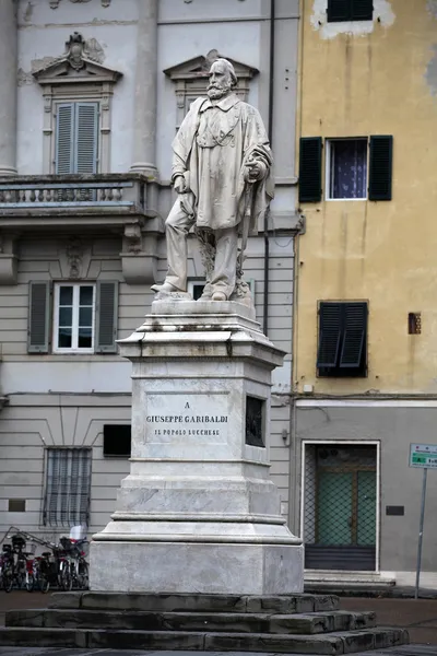 Lucca-het monument van garibaldi op het plein van napoleon — Stockfoto
