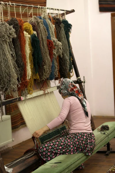 The Turkish woman knitting the silk carpet — Stock Photo, Image