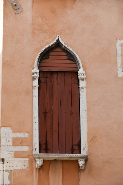 Ancient window in Venice — Stock Photo, Image
