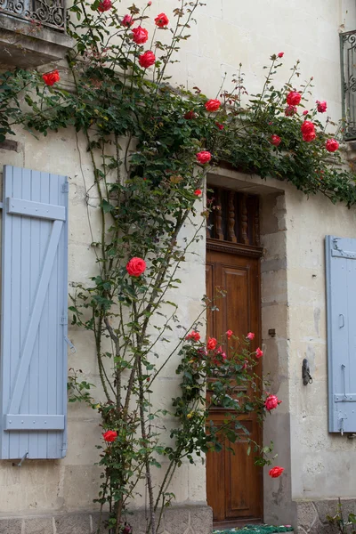 A janela romântica com rosas vermelhas — Fotografia de Stock