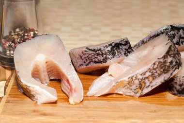 bir parça taze çiğ balık. sağlıklı beslenme.