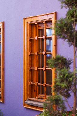 Lavanta duvar ile pencere