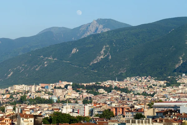 Moskén och många hus i bursa, Turkiet — Stockfoto