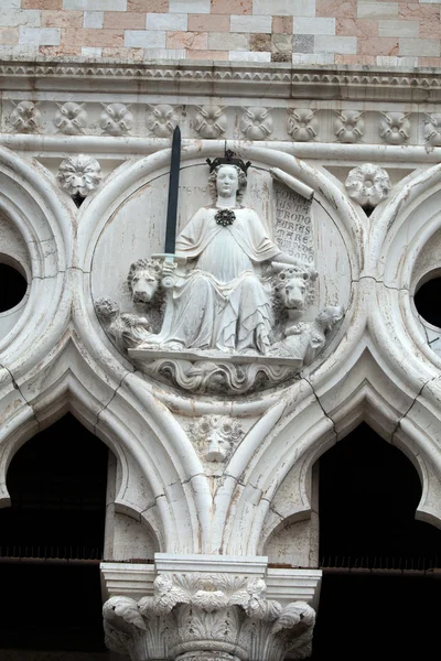 Wenecja - maswerk z Pałacu Dożów, jeden symbol Wenecji — Zdjęcie stockowe