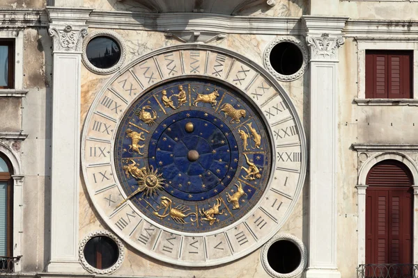 Venice, Torre dell Orologio - St Mark 's clocktower . — стоковое фото