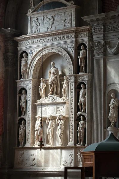 Middeleeuwse en renaissance muur graven in santi giovanni e paolo, venice — Stockfoto