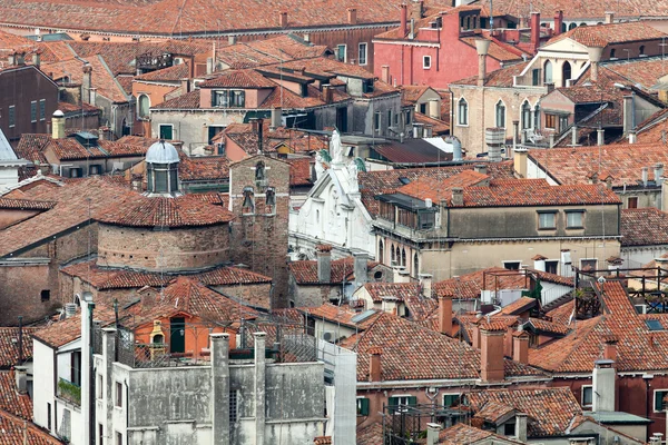 Luchtfoto van Venetië stad vanaf de top van de klokkentoren op het san Marcoplein — Stockfoto