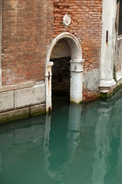 Vue sur les bâtiments anciens et le canal étroit de Venise — Photo