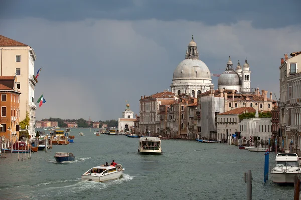 Veneza - a vista sobre o Canal Grande e Saudar antes da tempestade — Fotografia de Stock