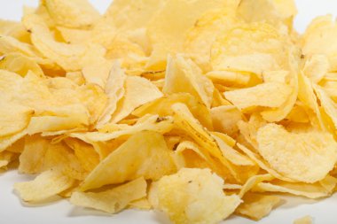 Patates cipsi beyaz arkaplanda izole