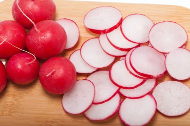 ahşap tahta üzerinde Bahçe turp