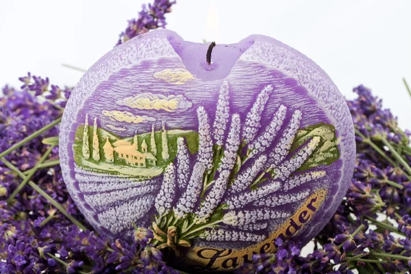 Lavendel en kaars geïsoleerd op witte achtergrond — Stockfoto