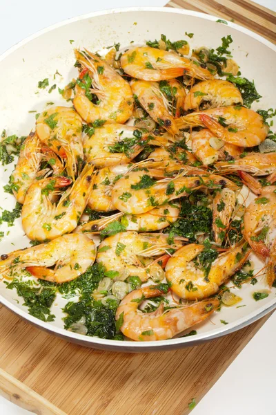Smažené krevety s česnek a petržel — Stock fotografie