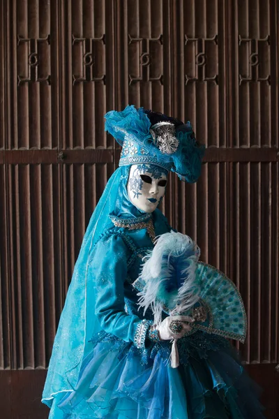 Die blaue Dame im karnevalesken Kostüm und der venezianischen Maske — Stockfoto