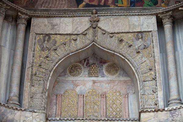 Venedig - huvudentrén till St Marks basilica — Stockfoto