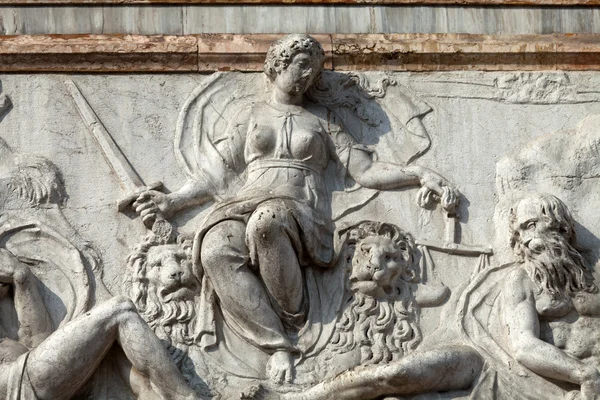 Basreliéf od loggetta od jacopo sansovino, pod campanile di san marco v Benátkách — Stock fotografie