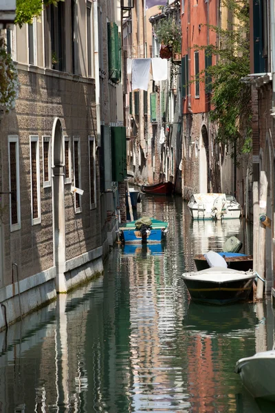 Vue sur les bâtiments anciens et le canal étroit de Venise — Photo
