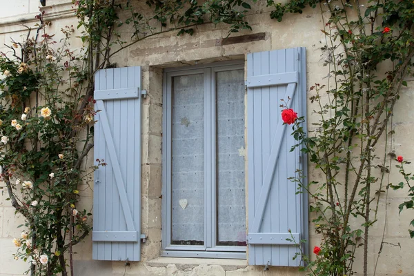 La ventana romántica con rosas rojas — Foto de Stock