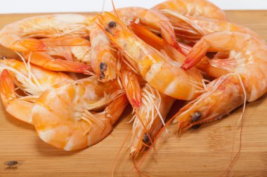 Beyaz bir arka plan üzerinde izole taze karides