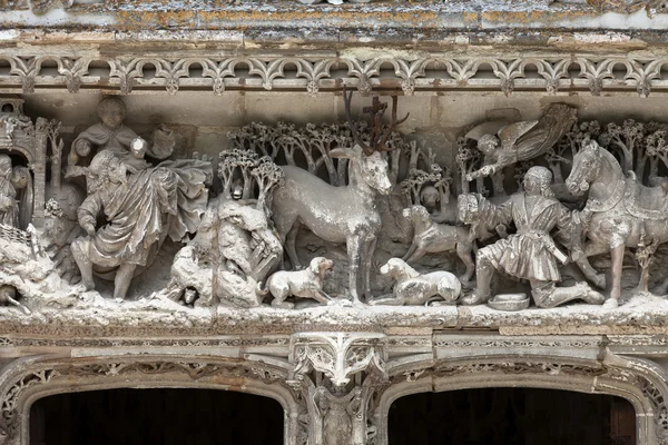 昂布瓦兹-详细晚期哥特式雕刻上教堂的圣胡柏特莱昂纳多 · 达 · 芬奇埋在哪里 — 图库照片