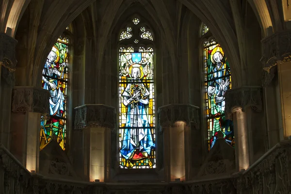 Las vidrieras dentro de la capilla de San Hubert donde Leonardo Da Vinci está enterrado en Amboise, Francia . — Foto de Stock