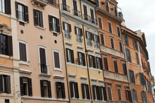 Old roman houses by Spanish steps in Rome — ストック写真