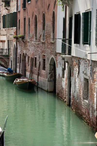 Vista de edifícios antigos e canal estreito em Veneza — Fotografia de Stock