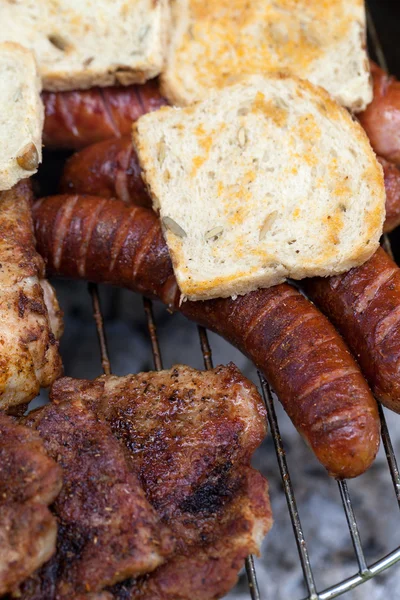 Barbecue con deliziosa carne alla griglia — Foto Stock