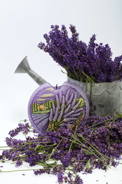 Regadera, Vela y Lavanda aisladas en blanco — Foto de Stock