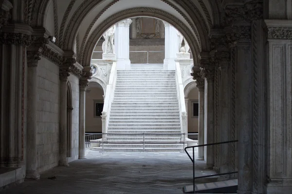 Veneza - Escadaria de mármore no pátio do Palazzo Ducale — Fotografia de Stock