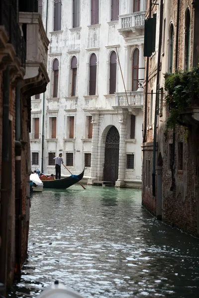 Canal estrecho con góndolas en Venecia, Italia —  Fotos de Stock